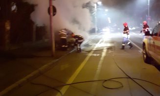 O maşină a ars ca o torţă în cartierul Grigorescu din Cluj-Napoca. Clujenii au filmat de zor spectacolul