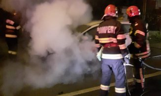 O maşină a ars ca o torţă în cartierul Grigorescu din Cluj-Napoca. Clujenii au filmat de zor spectacolul