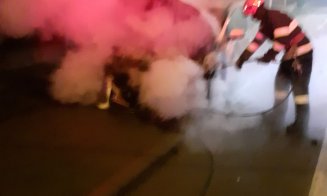 O maşină a ars ca o torţă în cartierul Grigorescu din Cluj-Napoca. Clujenii au filmat de zor spectacolul