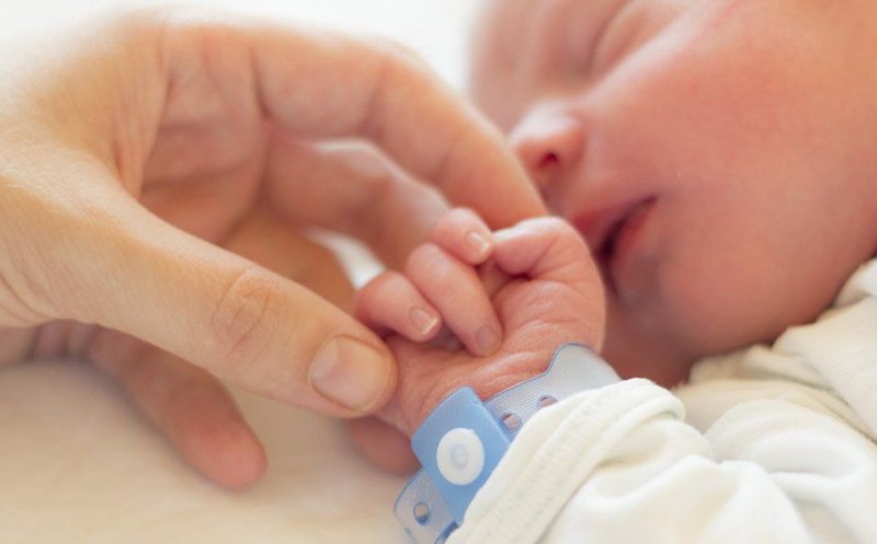 Bebeluş născut cu anticorpi  împotriva COVID-19, după ce mama a fost vaccinată cu Moderna