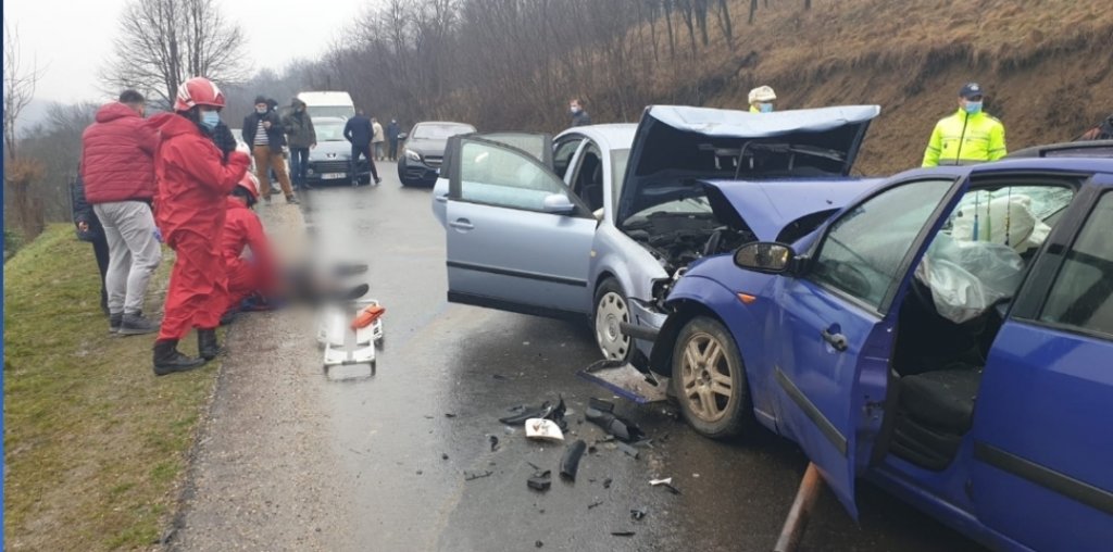 Impact frontal între două mașini la Cluj. O femeie de 74 de ani a fost rănită