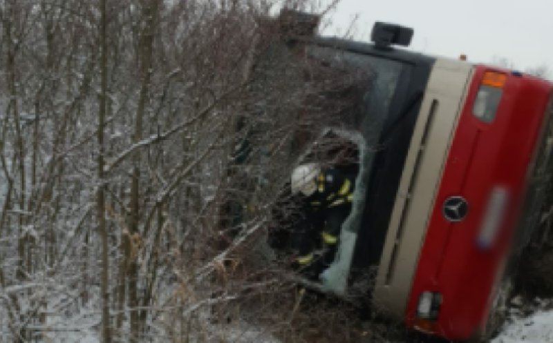 S-a activat PLANUL ROȘU! Autocar cu 16 persoane, răsturnat
