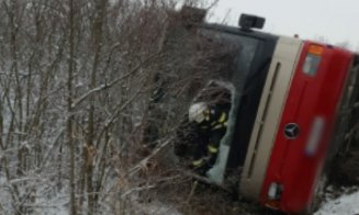 S-a activat PLANUL ROȘU! Autocar cu 16 persoane, răsturnat