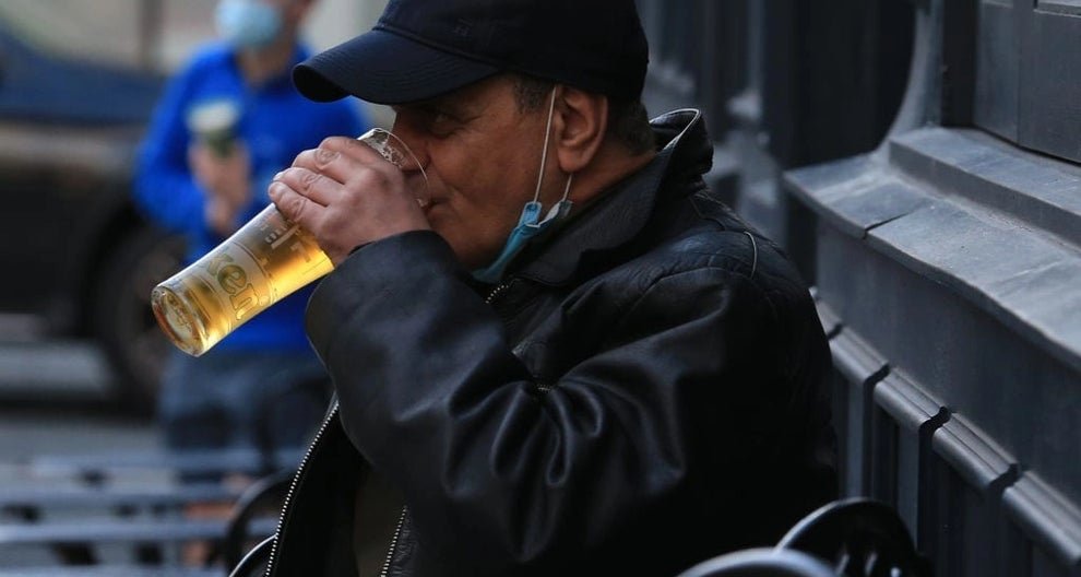 Se poate consuma alcool înainte de vaccinare? Ministerul Sănătății s-a răzgândit: Dacă beți 1-3 unități de alcool, puteţi să vă vaccinați