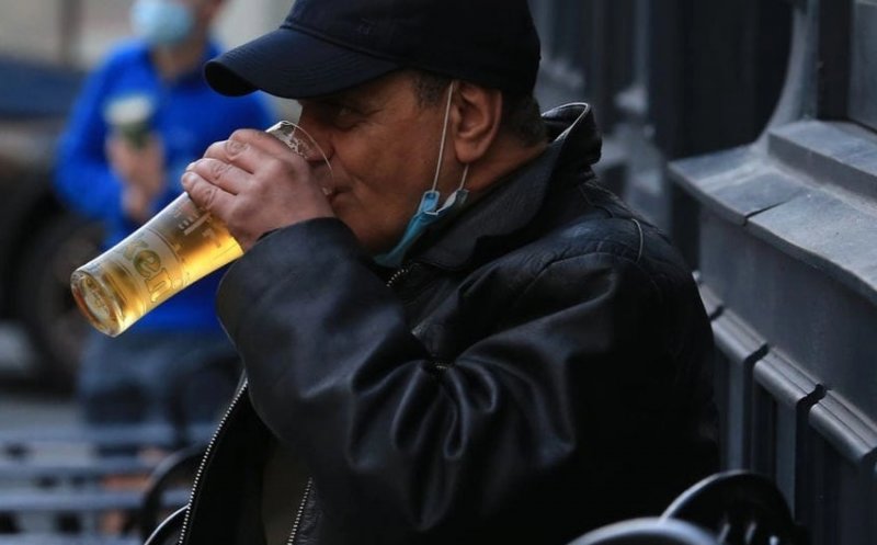 Se poate consuma alcool înainte de vaccinare? Ministerul Sănătății s-a răzgândit: Dacă beți 1-3 unități de alcool, puteţi să vă vaccinați