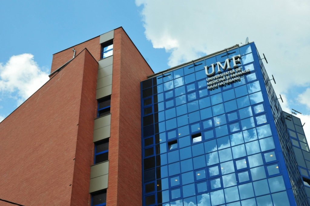Mediciniştii de la UMF Cluj învaţă în sistem hibrid şi semestrul 2. Ce se întâmplă cu studenţii străini?