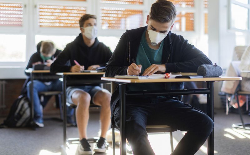 Elevii din clasele a XII-a nu se înghesuie să revină în școli. Care este explicația
