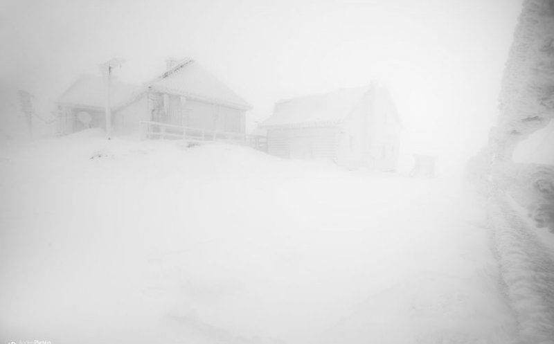Fotografie superbă surprinsă pe vârful Vlădeasa! Alb cât vezi cu ochii și temperaturi ca în Siberia