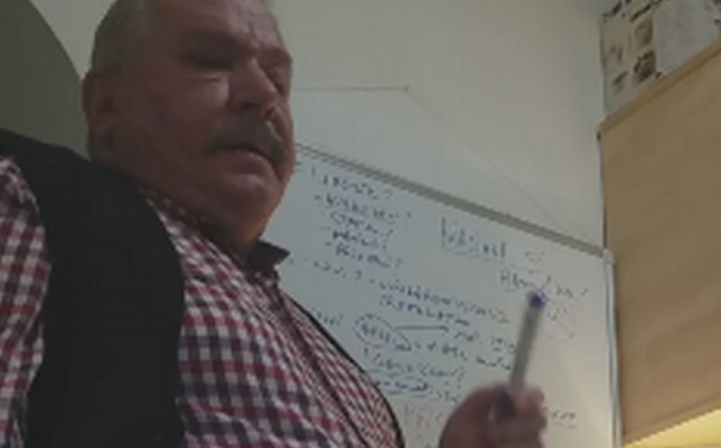 Declarații ȘOCANTE făcute de un medic într-o dezbatere cu elevi:  "SARS-CoV-2 e un virus modificat în laborator de o mână criminală!"