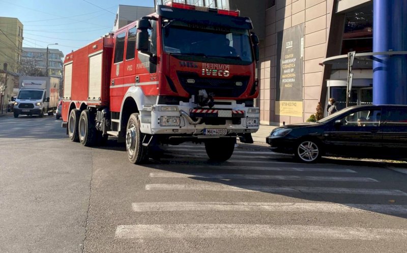 Autoturism în flăcări, la Cluj. Pompierii, intervenție de urgență