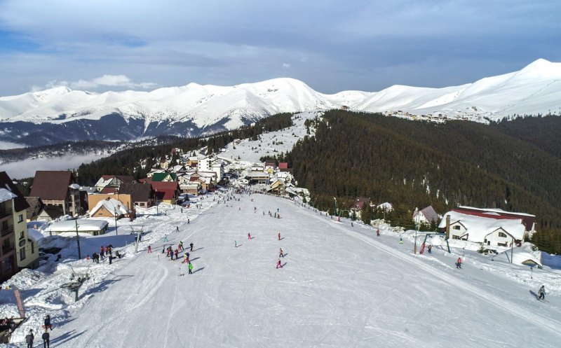 Zăpadă de 2 m într-o stațiune de schi de pe Transalpina. Oamenii nu-și mai găsesc mașinile!