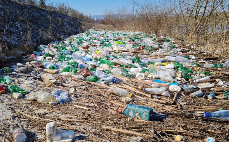 Dezastru ecologic pe malul Arieșului. Salubrizarea inițială n-a avut succes