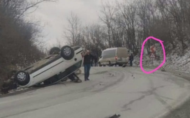 Accident teribil la intrarea în județul Cluj. O mașină s-a răsturnat pe plafon, într-o curbă deosebit de periculoasă