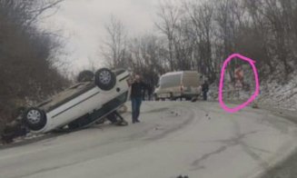Accident teribil la intrarea în județul Cluj. O mașină s-a răsturnat pe plafon, într-o curbă deosebit de periculoasă