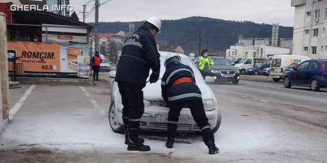 Panică la Gherla, după ce câțiva martori au văzut o mașină care ardea
