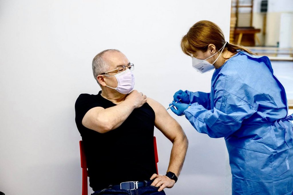Bătrânii din Cluj-Napoca se infectează cu COVID până să găsesacă locuri libere la vaccinare