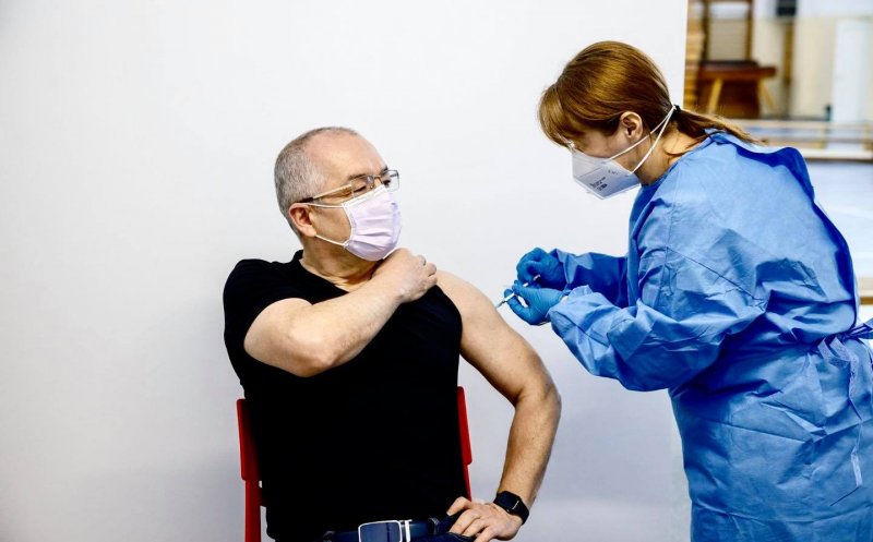 Bătrânii din Cluj-Napoca se infectează cu COVID până să găsesacă locuri libere la vaccinare