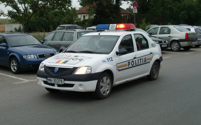 Doi polițiști au fost luaţi pe capotă de o şoferiţă, în timp ce dirijau traficul