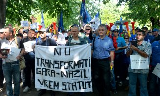 Protest feroviar în fața Prefecturii Cluj. „Nu mai vine nimeni să lucreze la calea ferată!”