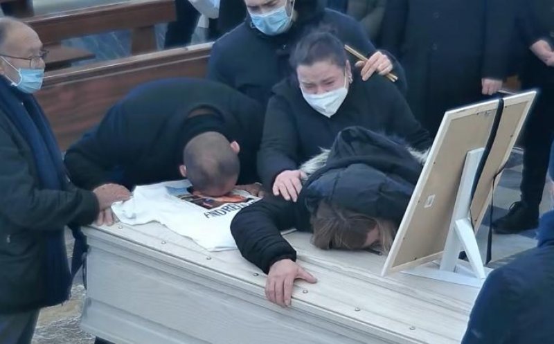 Adescenta româncă ucisă pe un drum din Italia a fost înmormântată. Părinții fetei s-au prăbușit de durere pe sicriul alb