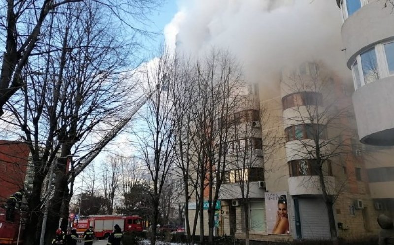 Momentul în care femeia cuprinsă în flăcările din apartamentul său a sărit de la etajul 6
