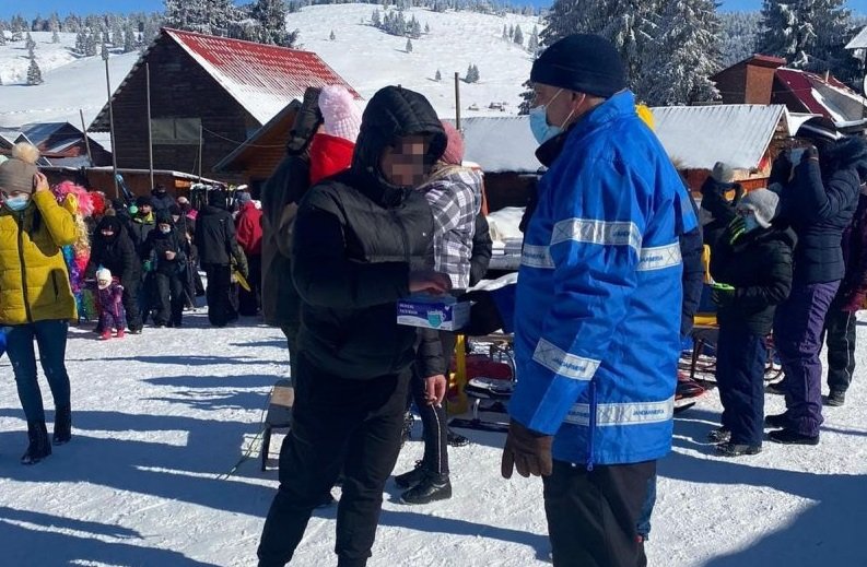 În loc de amenzi, jandarmii montani din Arieșeni, împart măști de protecție