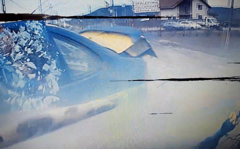Accident Cluj. Patru răniți, printre care și un bebeluș, după ce un șofer de 72 de ani a tăiat calea unei mașini