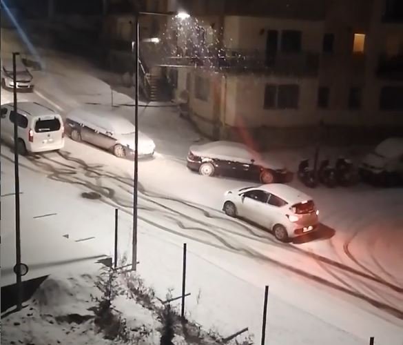 Stradă-derdeluș în Baciu după ultima ninsoare. Șoferii parcă se dau cu săniuța