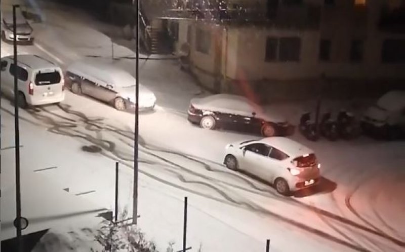 Stradă-derdeluș în Baciu după ultima ninsoare. Șoferii parcă se dau cu săniuța