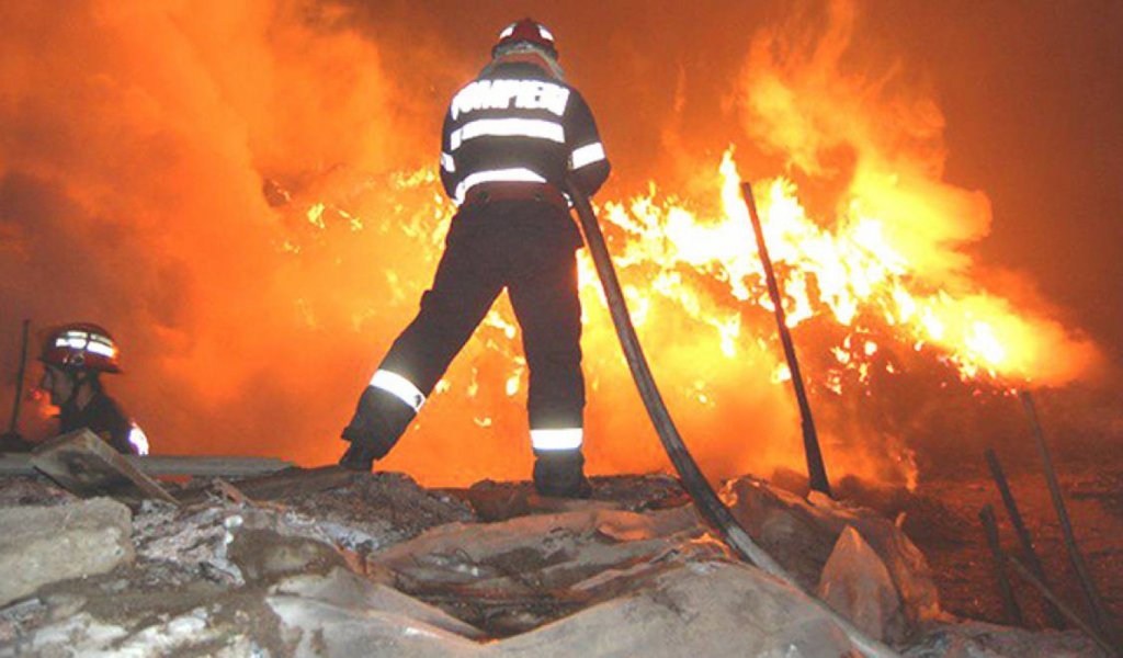 O casă din Cluj-Napoca a luat foc aseară. Ce a declanşat incendiul?