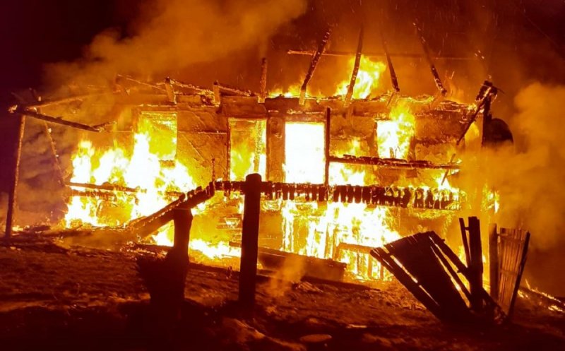 Bătrână de 74 de ani, moartă în urma unui incendiu care i-a mistuit casa. Pompierii i-au găsit trupul carbonizat