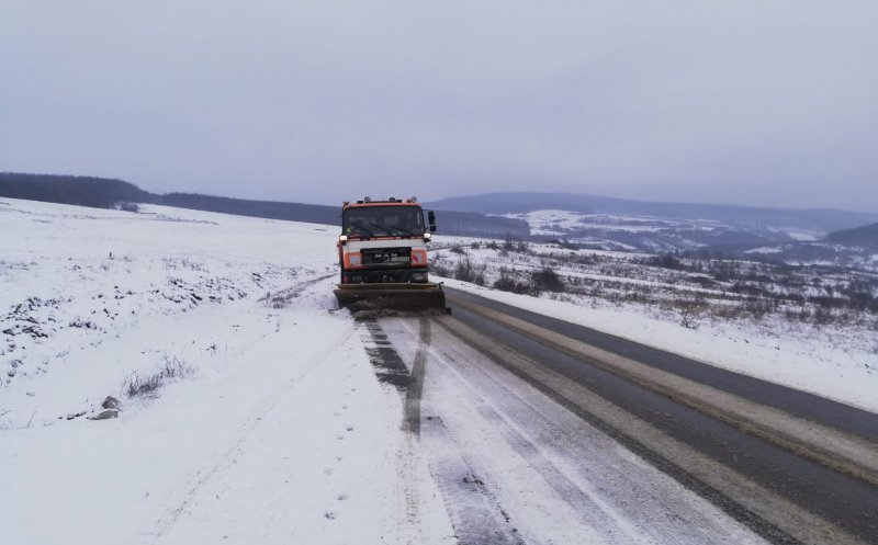 Se circulă în condiții de iarnă la Cluj. Polei pe mai multe drumuri din județ