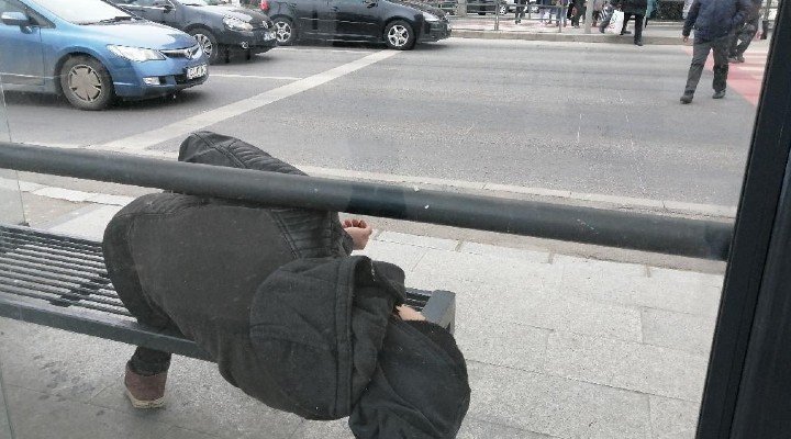 Un tânăr drogat doarme într-o stație de autobuz din Mărăști