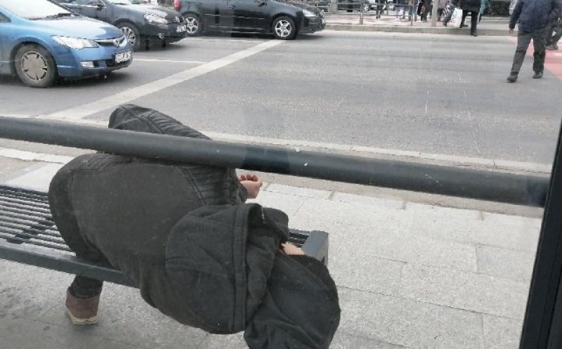 Un tânăr drogat doarme într-o stație de autobuz din Mărăști