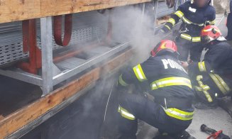 Camion cuprins de flăcări pe un drum din Cluj. Au sărit șoferii cu stingătoarele