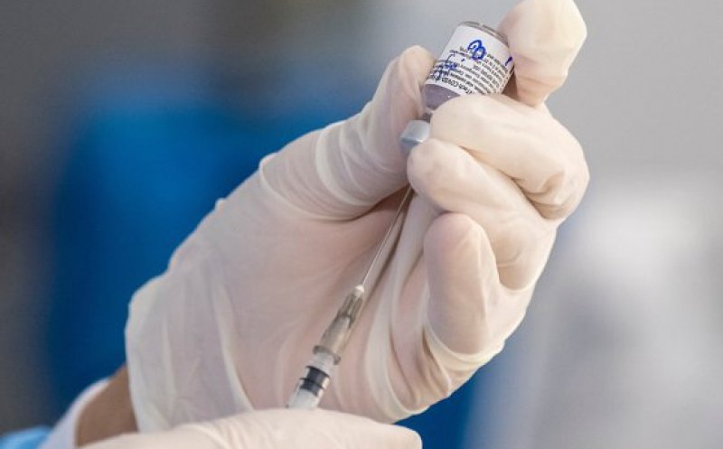 Incredibil, dar adevărat! Disperate să se vaccineze mai repede, două femei s-au deghizat în...  "bunicuțe"
