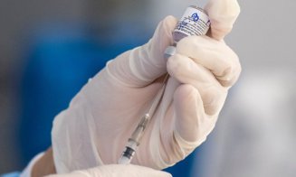 Incredibil, dar adevărat! Disperate să se vaccineze mai repede, două femei s-au deghizat în...  "bunicuțe"