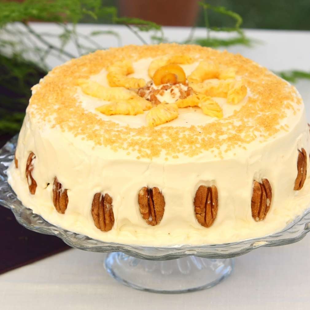 Dacă tot a venit weekend-ul, când avem “dezlegare” la dulciuri, ce ziceți  de un tort delicios, care se prepară foarte rapid?