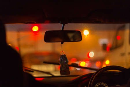 Taximetrist, atacat de client în timpul cursei. "L-a tăiat cu lama pe față"