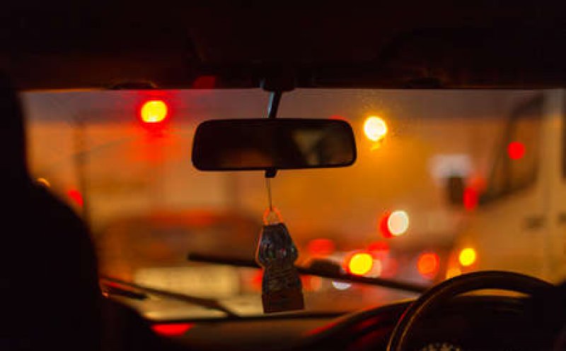 Taximetrist, atacat de client în timpul cursei. "L-a tăiat cu lama pe față"
