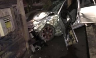 Un bolid a derapat pe Calea Baciului, a izbit un taxi și s-a înfipt într-un gard. Șoferul, prins între fiarele mașinii