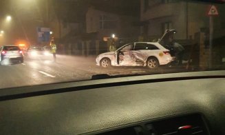 Un bolid a derapat pe Calea Baciului, a izbit un taxi și s-a înfipt într-un gard. Șoferul, prins între fiarele mașinii