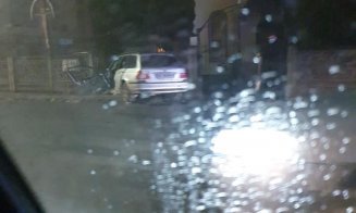 Un bolid a derapat pe Calea Baciului, a izbit un taxi și s-a înfipt într-un gard. Șoferul, prins între fiarele mașinii