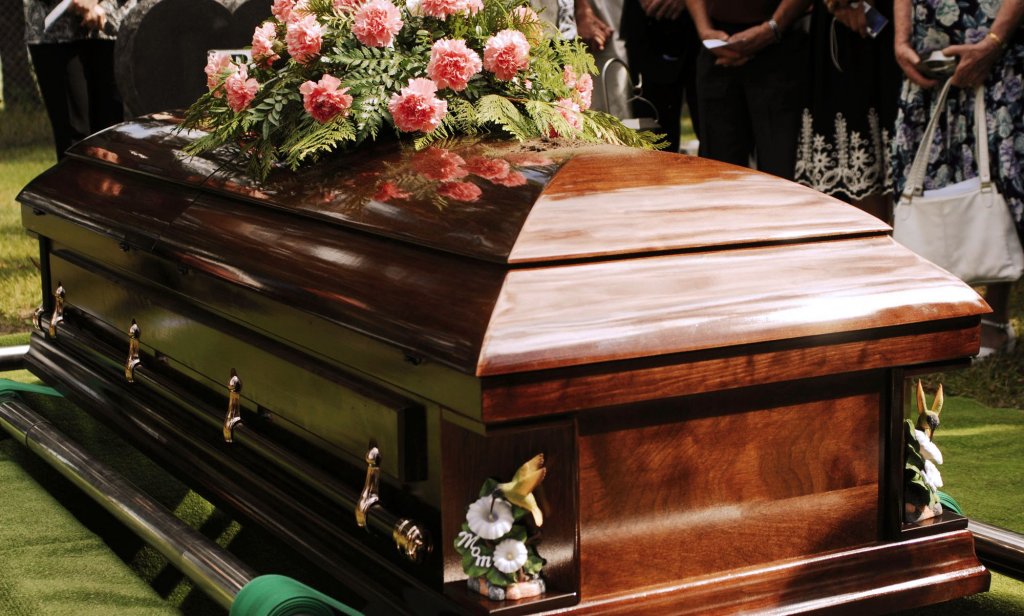 Două certificate de deces cu diagnostice diferite, pentru același mort. Spitalul a luat decedatul înapoi de la familie