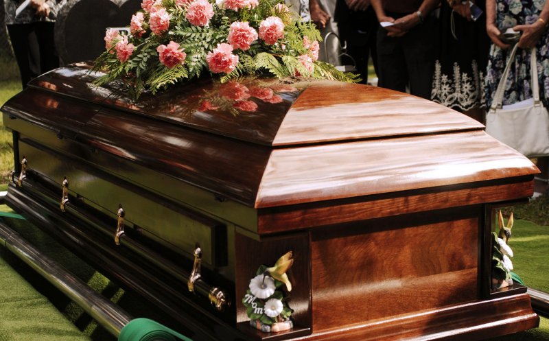 Două certificate de deces cu diagnostice diferite, pentru același mort. Spitalul a luat decedatul înapoi de la familie