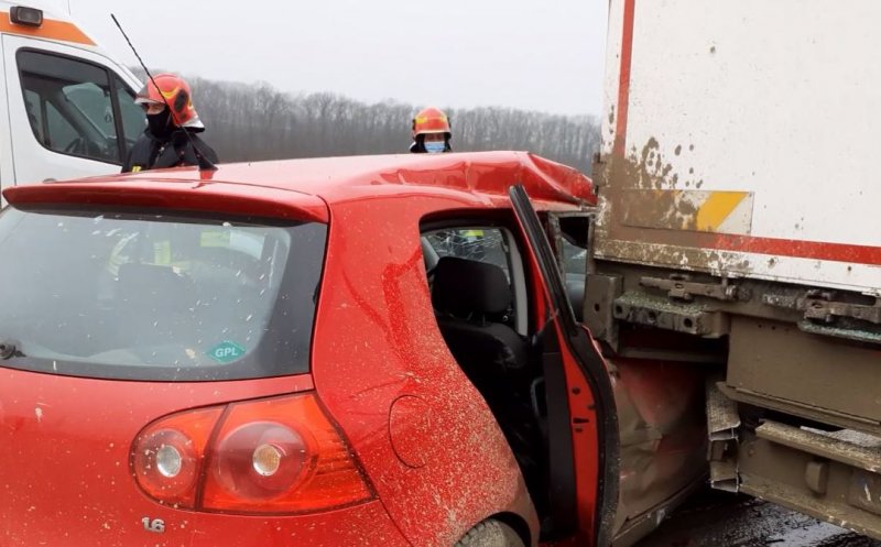 Accident grav la Cluj. Doi răniți, după ce au intrat cu mașina sub un TIR