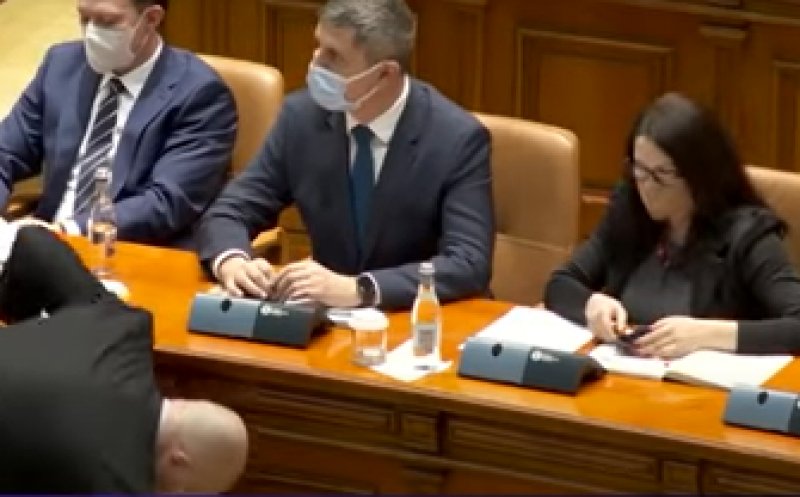 Scene controversate în Parlament. Un angajat chemat să-i ridice ochelarii lui Dan Barna / Ce spune vicepremierul