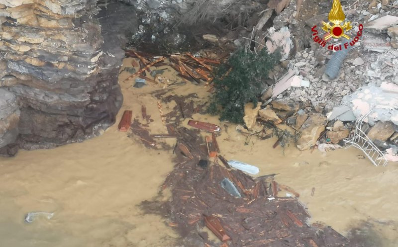 Spectacol terifiant în Italia: O alunecare de teren a prăbuşit în mare un cimitir cu sute de sicrie şi două capele cu decedaţi