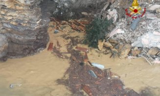 Spectacol terifiant în Italia: O alunecare de teren a prăbuşit în mare un cimitir cu sute de sicrie şi două capele cu decedaţi