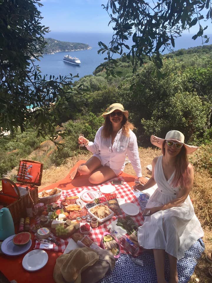 Laboranta unei clinici din Cluj s-a reprofilat pe picnicuri pe Coasta de Azur